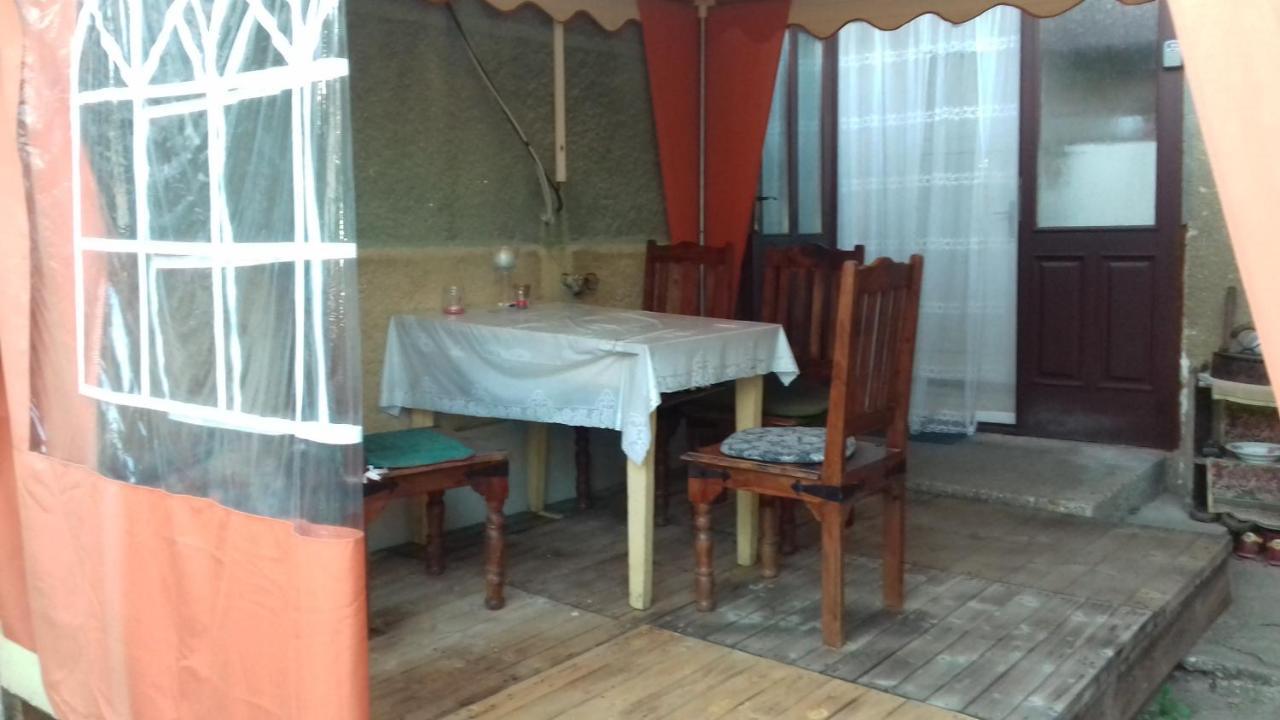 Gasthaus Vinyl House Strekov Exterior foto